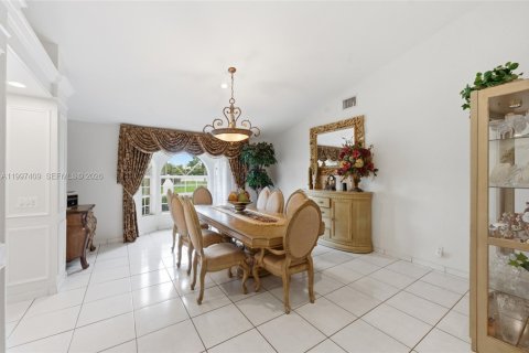 House in Plantation, Florida 4 bedrooms, 272.76 sq.m. № 2071788 - photo 8