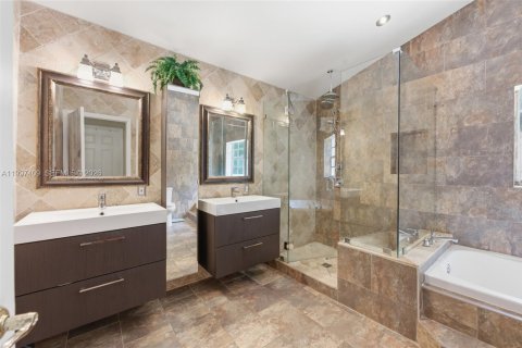 House in Plantation, Florida 4 bedrooms, 272.76 sq.m. № 2071788 - photo 23