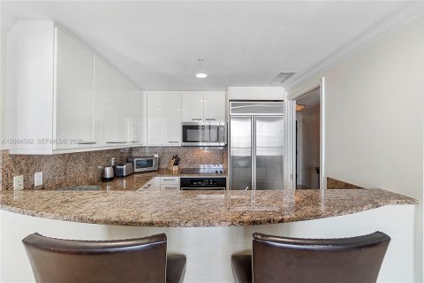 Condo in Miami, Florida, 1 bedroom  № 2068812 - photo 9