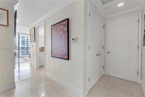 Condo in Miami, Florida, 1 bedroom  № 2068812 - photo 7