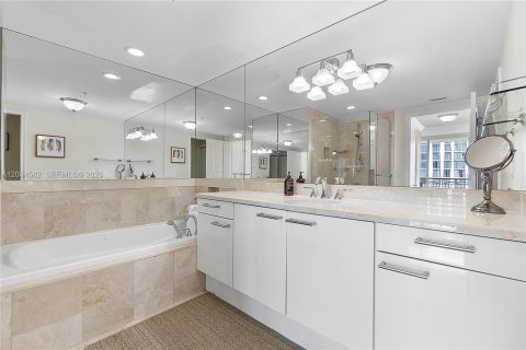 Condo in Miami, Florida, 1 bedroom  № 2068812 - photo 15