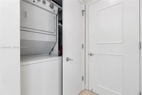 Condo in Miami, Florida, 1 bedroom  № 2068812 - photo 17