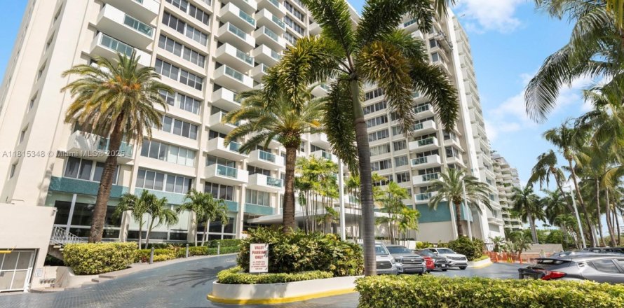 Estudio en el Condominio en Miami Beach, Florida  № 1766876