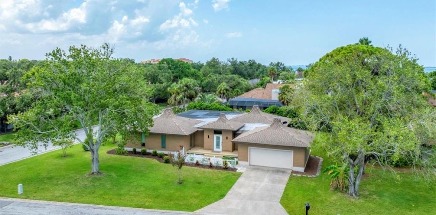 House in Bradenton, Florida 3 bedrooms, 196.95 sq.m. № 1852452