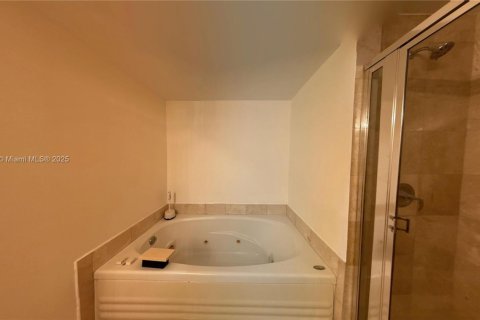Condo in Miami Beach, Florida, 3 bedrooms  № 1731699 - photo 18
