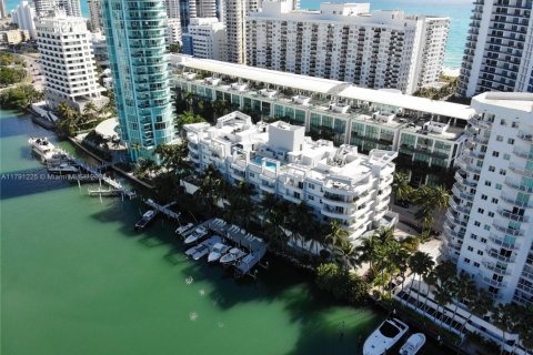 Condo in Miami Beach, Florida, 3 bedrooms  № 1731699 - photo 24