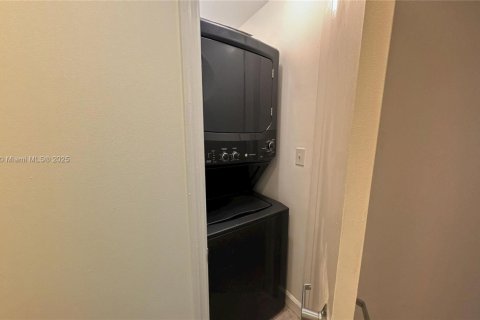 Condo in Miami Beach, Florida, 3 bedrooms  № 1731699 - photo 16