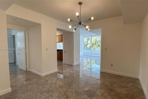 Condo in Miami Beach, Florida, 3 bedrooms  № 1731699 - photo 1