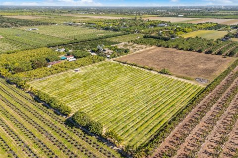 Купить коммерческую недвижимость в Флорида-Сити, Флорида № 2054577 - фото 2