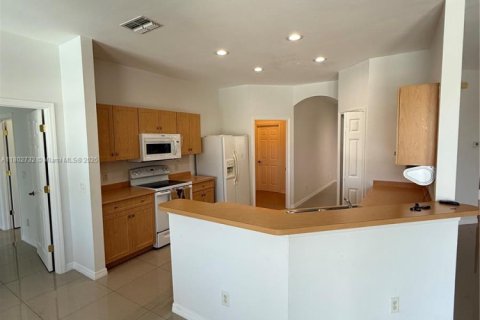 Casa en venta en Cape Coral, Florida, 4 dormitorios № 1686200 - foto 12