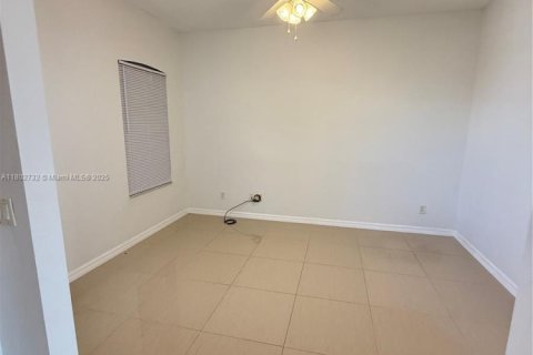 Casa en venta en Cape Coral, Florida, 4 dormitorios № 1686200 - foto 9