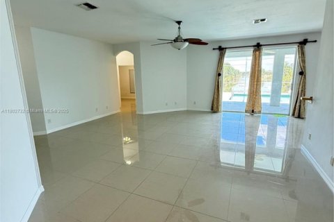 Casa en venta en Cape Coral, Florida, 4 dormitorios № 1686200 - foto 7