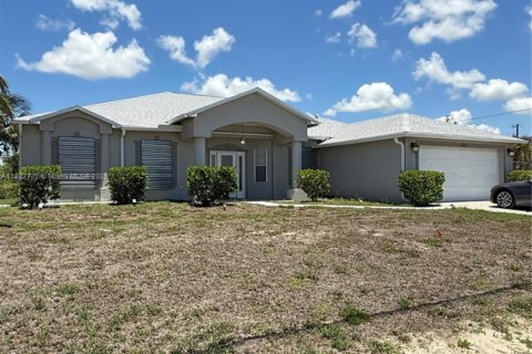 Casa en venta en Cape Coral, Florida, 4 dormitorios № 1686200 - foto 2