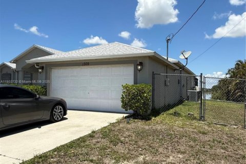 Casa en venta en Cape Coral, Florida, 4 dormitorios № 1686200 - foto 3