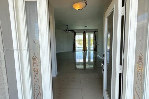 Casa en venta en Cape Coral, Florida, 4 dormitorios № 1686200 - foto 5