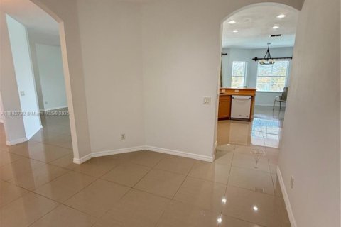 Casa en venta en Cape Coral, Florida, 4 dormitorios № 1686200 - foto 10