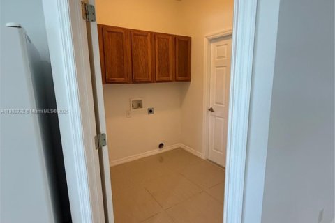 Casa en venta en Cape Coral, Florida, 4 dormitorios № 1686200 - foto 13