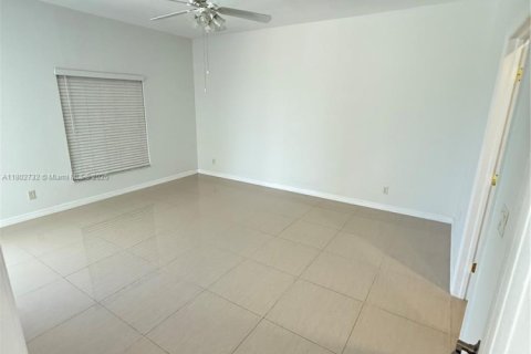Casa en venta en Cape Coral, Florida, 4 dormitorios № 1686200 - foto 18