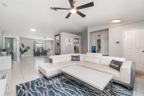 House in Cape Coral, Florida 4 bedrooms, 150.04 sq.m. № 1678131 - photo 8