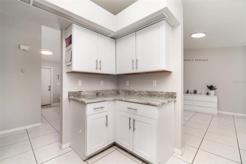 House in Cape Coral, Florida 4 bedrooms, 150.04 sq.m. № 1678131 - photo 12