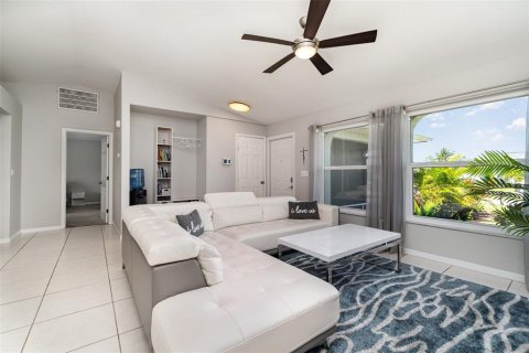 House in Cape Coral, Florida 4 bedrooms, 150.04 sq.m. № 1678131 - photo 4