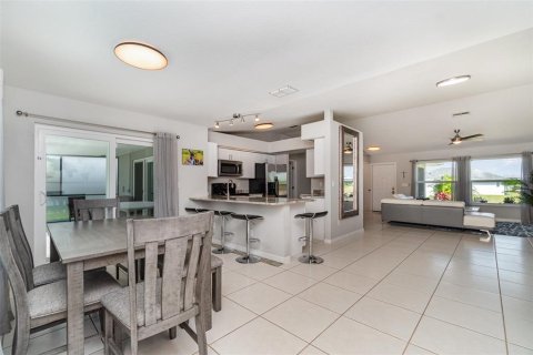 House in Cape Coral, Florida 4 bedrooms, 150.04 sq.m. № 1678131 - photo 3