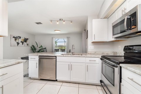 House in Cape Coral, Florida 4 bedrooms, 150.04 sq.m. № 1678131 - photo 10
