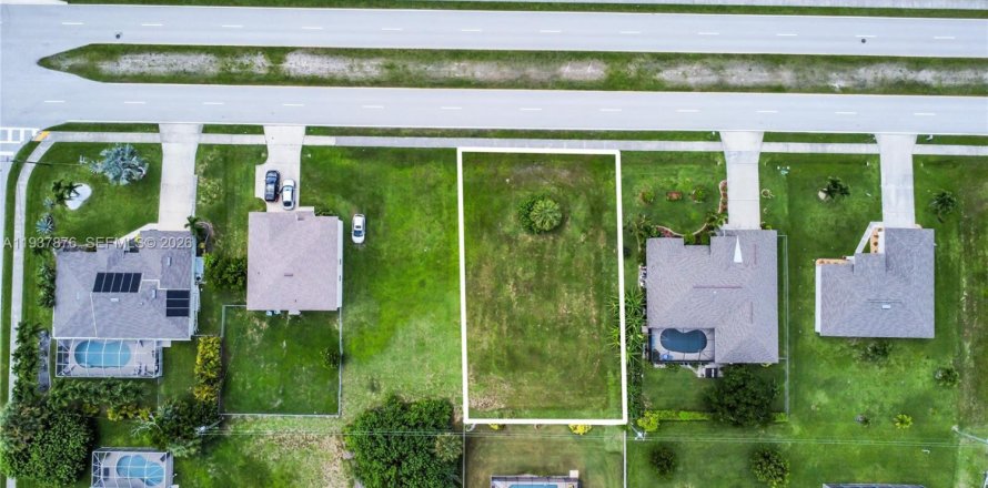 Land in Cape Coral, Florida № 1995626