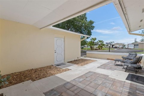 Condo in New Port Richey, Florida, 1 bedroom  № 2091650 - photo 11