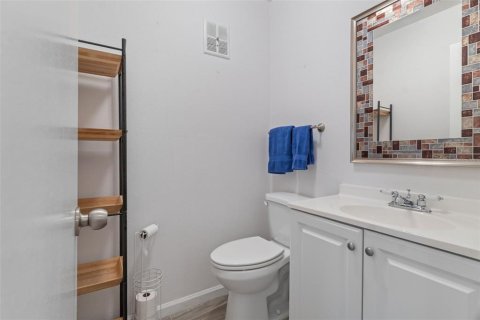 Condo in New Port Richey, Florida, 1 bedroom  № 2091650 - photo 27