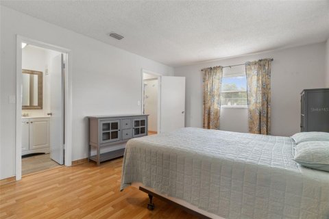 Condo in New Port Richey, Florida, 1 bedroom  № 2091650 - photo 24