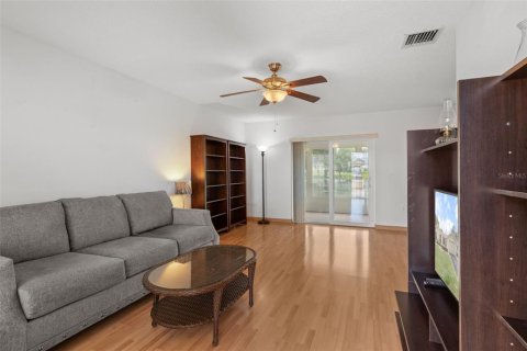 Condo in New Port Richey, Florida, 1 bedroom  № 2091650 - photo 13