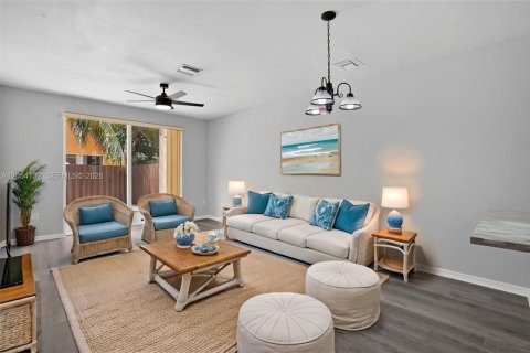 Townhouse in Homestead, Florida 3 bedrooms, 128.02 sq.m. № 2268586 - photo 3