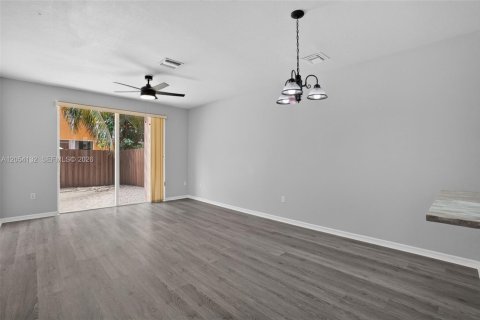 Townhouse in Homestead, Florida 3 bedrooms, 128.02 sq.m. № 2268586 - photo 6