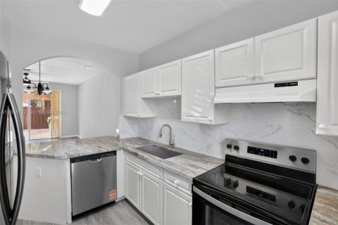 Townhouse in Homestead, Florida 3 bedrooms, 128.02 sq.m. № 2268586 - photo 9