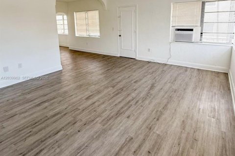 Commercial property in Miami Beach, Florida № 2086418 - photo 26