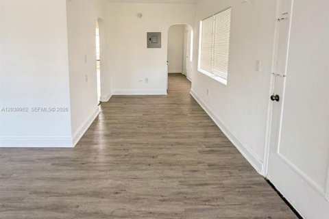 Commercial property in Miami Beach, Florida № 2086418 - photo 24