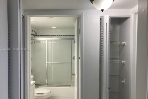 Купить кондоминиум в Майами, Флорида 2 спальни, 78.04м2, № 2046969 - фото 12