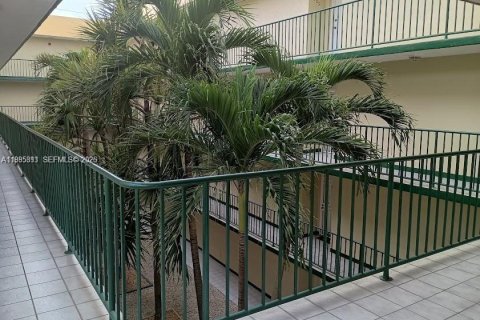 Купить кондоминиум в Майами, Флорида 2 спальни, 78.04м2, № 2046969 - фото 4