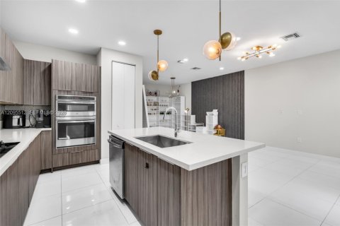 Touwnhouse à vendre à Doral, Floride: 4 chambres, 168.34 m2 № 2385244 - photo 3
