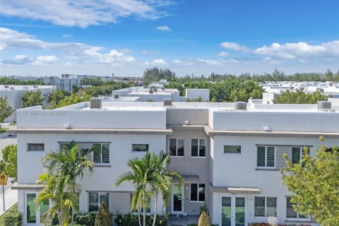 Touwnhouse à vendre à Doral, Floride: 4 chambres, 168.34 m2 № 2385244 - photo 9