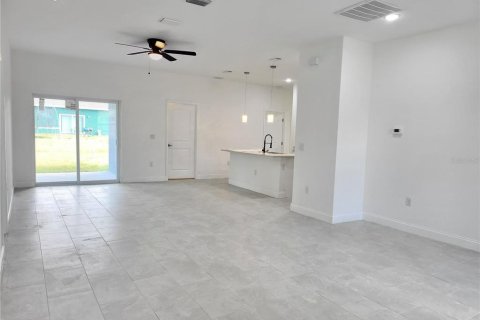 House in Palm Bay, Florida 4 bedrooms, 156.17 sq.m. № 2108156 - photo 2