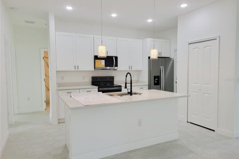 House in Palm Bay, Florida 4 bedrooms, 156.17 sq.m. № 2108156 - photo 6