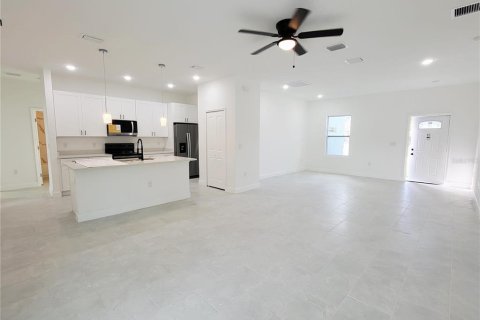House in Palm Bay, Florida 4 bedrooms, 156.17 sq.m. № 2108156 - photo 7