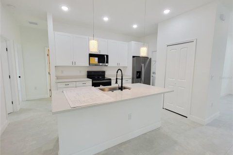 House in Palm Bay, Florida 4 bedrooms, 156.17 sq.m. № 2108156 - photo 8