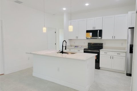House in Palm Bay, Florida 4 bedrooms, 156.17 sq.m. № 2108156 - photo 5