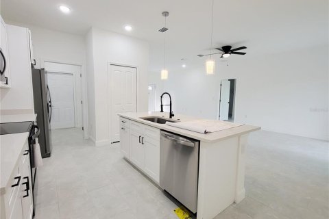 House in Palm Bay, Florida 4 bedrooms, 156.17 sq.m. № 2108156 - photo 12