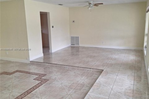 Villa ou maison à louer à Pembroke Pines, Floride: 5 chambres, 194.17 m2 № 2274900 - photo 2
