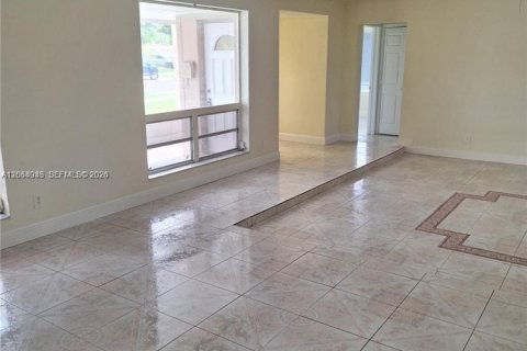 Villa ou maison à louer à Pembroke Pines, Floride: 5 chambres, 194.17 m2 № 2274900 - photo 3