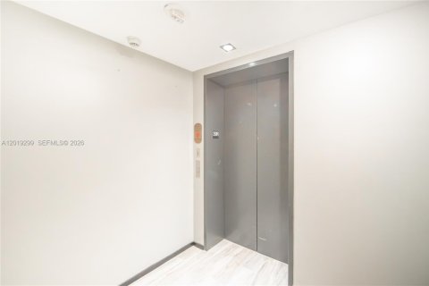 Condo in Miami, Florida, 2 bedrooms № 2186293 - photo 5